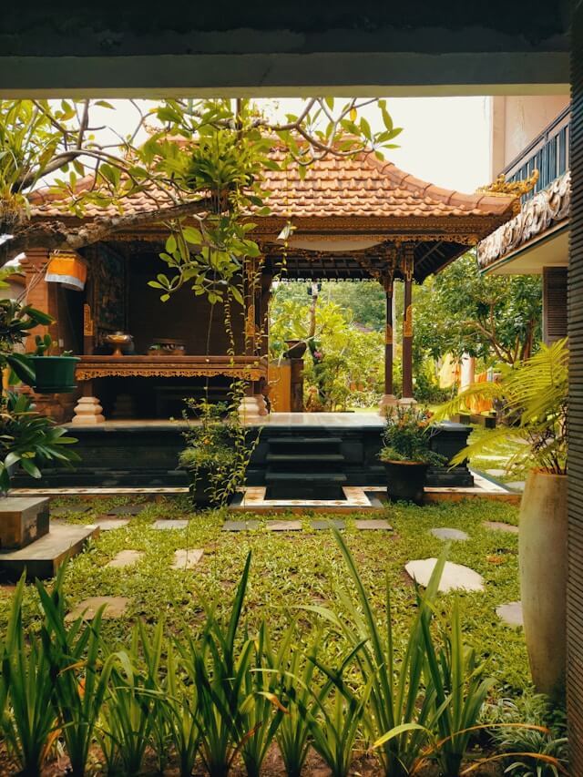 Discover how to seamlessly blend indoor and outdoor living spaces in your home. Explore architectural strategies, decor tips, and sustainable solutions to create a harmonious connection between your living room and garden. Learn from real case studies and practical checklists to transform your space into a nature-inspired sanctuary.